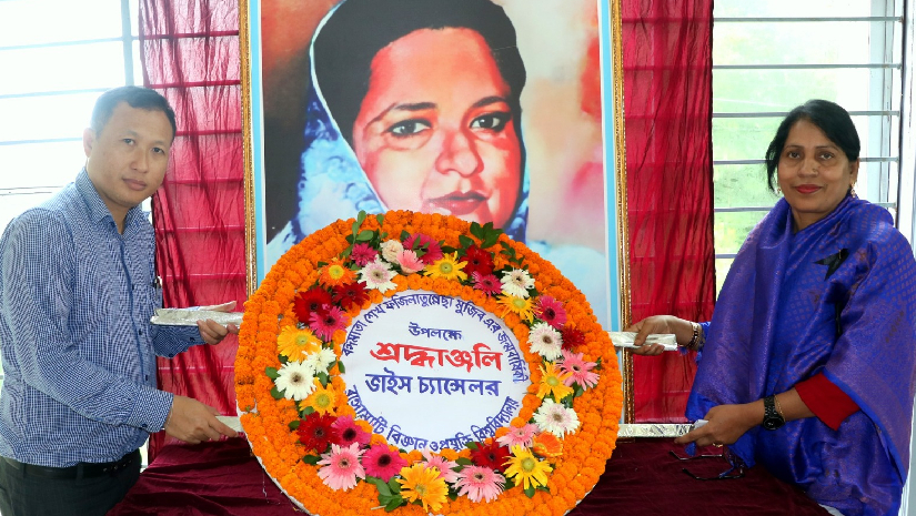 বঙ্গমাতার জন্মদিনে তার প্রতিকৃতিতে পুস্পস্তবক অর্পন করছেন রাবিপ্রবি উপাচার্য