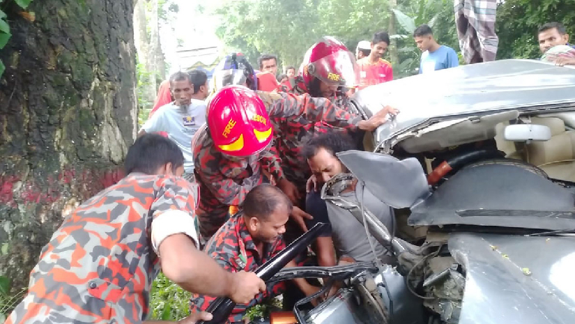 গাছে প্রাইভেট কারের ধাক্কায় প্রাণ গেল ইন্টার্ন চিকিৎসকের