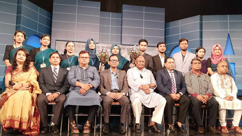অনুষ্ঠানে অতিথি ও বিতার্ককরা