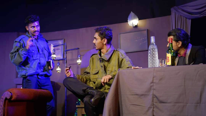 ‘দ্যা মাউসট্র‌্যাপ’ এর একটি দৃশ্য ফুটিয়ে তোলার চেষ্টা করছেন জবি শিক্ষার্থীরা