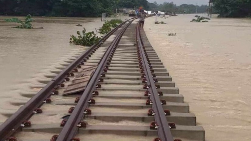 বন্যায় ক্ষতিগ্রস্ত রেললাইন 