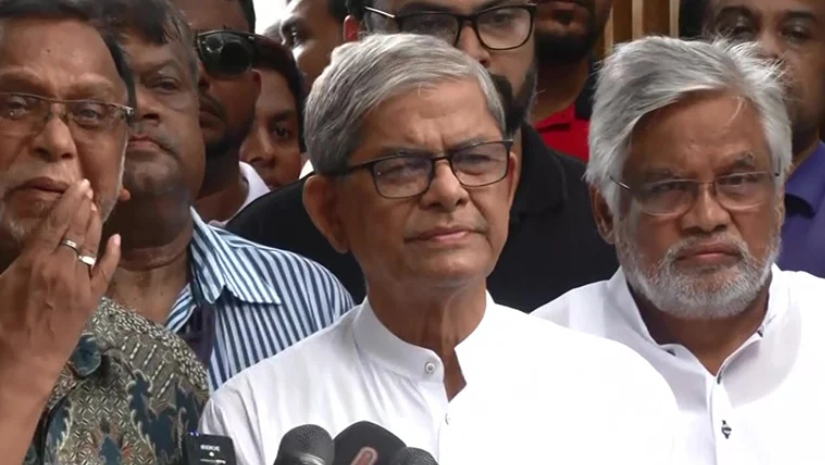 বনানী কবরস্থানে আরাফাত রহমান কোকোর কবর জিয়ারত শেষে বক্তব্য রাখছেন মির্জা ফখরুল