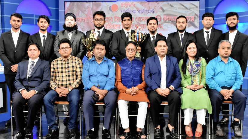 অনুষ্ঠানে অতিথিদের সাথে বিতার্কিকরা