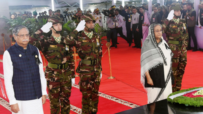 বঙ্গবন্ধুর প্রতিকৃতিতে শ্রদ্ধা নিবেদন করেন রাষ্ট্রপতি ও প্রধানমন্ত্রী