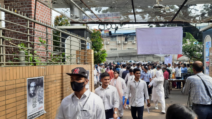 রাজধানীর তেজগাঁও কলেজ কেন্দ্রে পরীক্ষার্থীরা প্রবেশ করছে