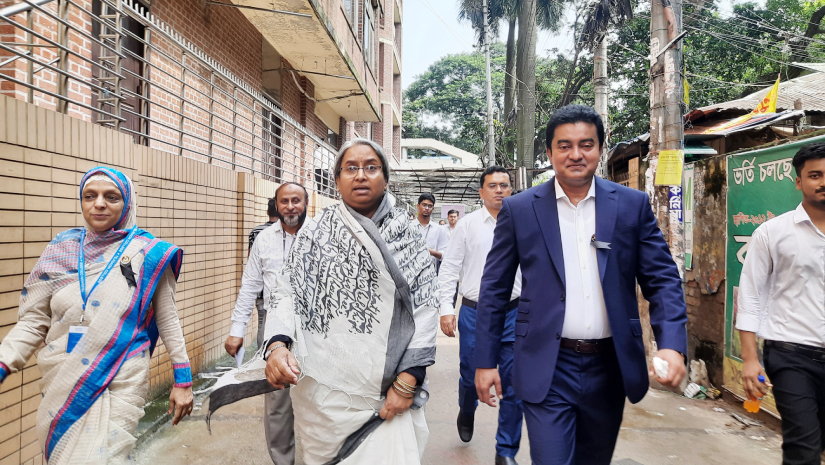 তেজগাঁও কলেজ কেন্দ্রে প্রবেশ করছেন শিক্ষামন্ত্রী