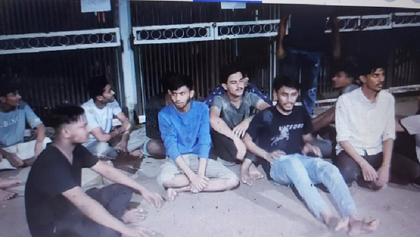 পরীক্ষা দেওয়ার দাবিতে অবস্থানরত শিক্ষার্থীরা