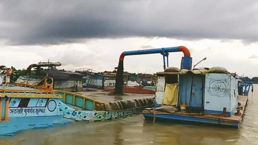 ড্রেজার দিয়ে নদী থেকে বালু উত্তোলন