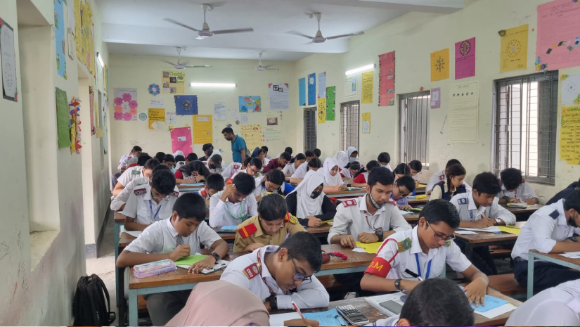 প্রতিযোগিতায় অংশ নিয়েছেন বিভিন্ন বয়সের শিক্ষার্থীরা