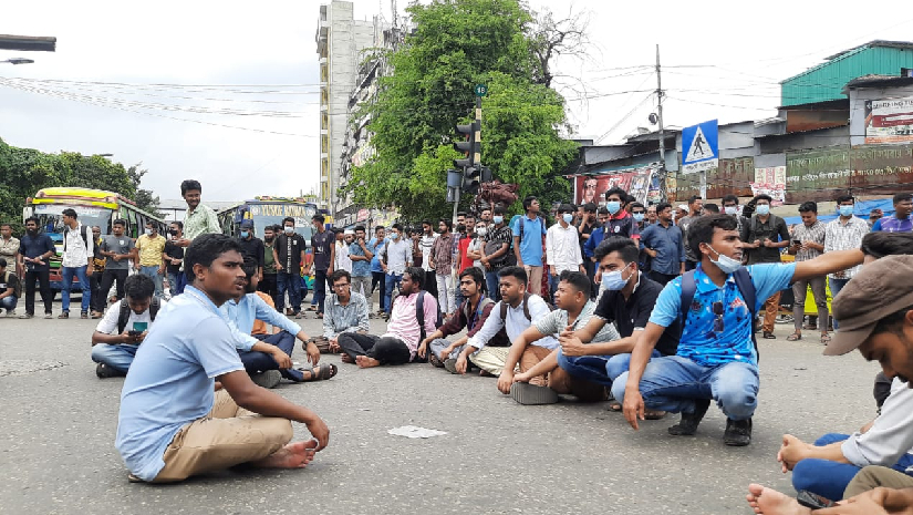 নীলক্ষেত মোড়ে সাত কলেজ শিক্ষার্থীদের অবস্থান