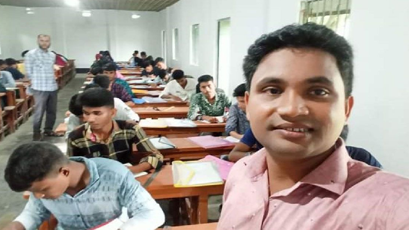 পরীক্ষা কেন্দ্রের নিয়ম ভেঙ্গে হলে মোবাইল নিয়ে প্রবেশ করে সেলফি