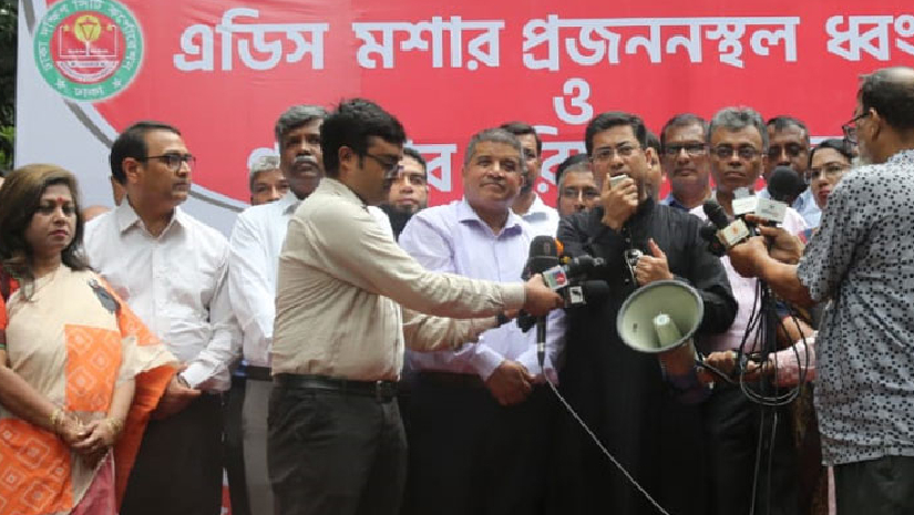 ডেঙ্গু প্রতিরোধে সচেতসনতা কর্মসূচিতে ঢাকা দক্ষিণ সিটি কর্পোরেশনের মেয়র ব্যারিস্টার শেখ ফজলে নূর তাপস