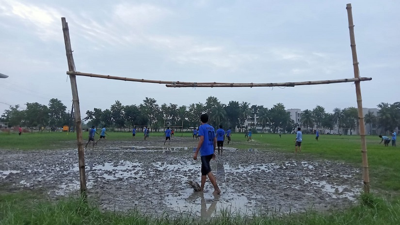 ভারী বর্ষণে খুলনা বিশ্ববিদ্যালয়ের কেন্দ্রীয় মাঠ কাদাপানিতে একাকার হয়ে গেছে
