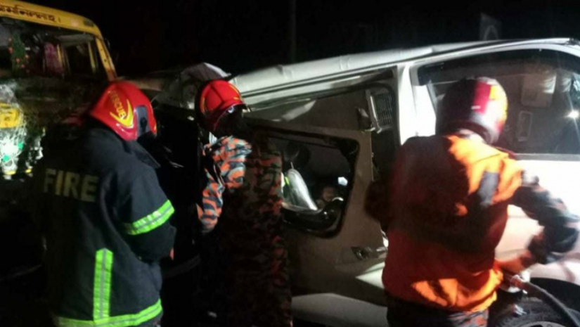 ঘটাস্থল থেকে হতাহতদের উদ্ধার করছে ফায়ার সার্ভিস কর্মীরা