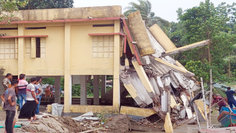 হঠাৎ ভাঙনের মুখে পড়ে স্কুলের একাংশ নদী গর্ভে চলে যায়