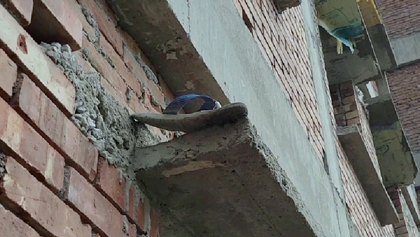 নির্মাণাধীন ভবনে শ্রমিকের জুতা