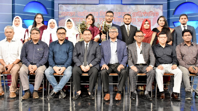 অনুষ্ঠানে অতিথিদের সাথে বিতার্কিকরা