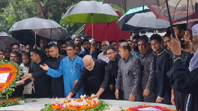 জাতির পিতার সমাধিতে শ্রদ্ধা নিবেদনে নোবিপ্রবির উপাচার্য অধ্যাপক ড. মো. দিদার-উল-আলম ও অন্যরা