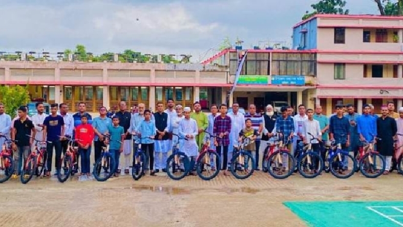 ফারাজ করিমের জন্মদিনে ৩১ শিক্ষার্থীকে বাইসাইকেল উপহার