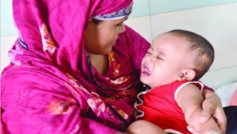 হাসপাতলে ডেঙ্গু আক্রান্তু এক শিশুকের নিয়ে মা