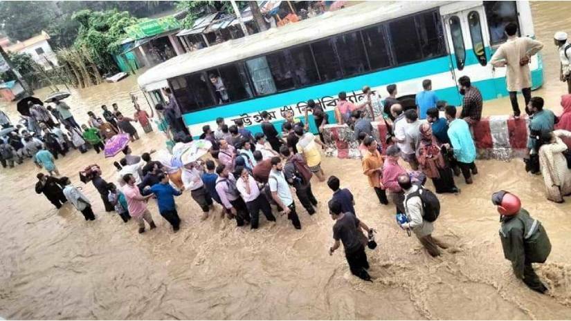 জলাবদ্ধতা সৃষ্টি হওয়ায় শিক্ষক, কর্মকর্তা ও কর্মচারীদের বাস চলাচল বিঘ্নিত