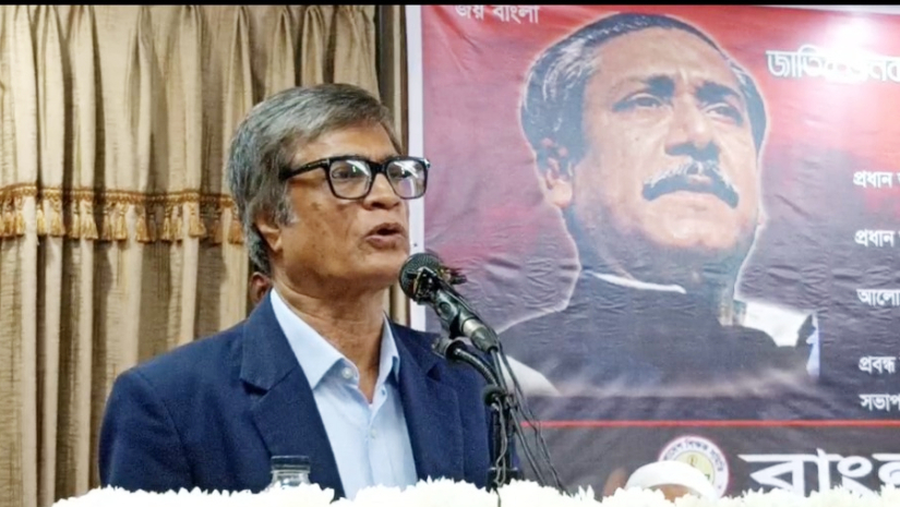 আলোচনা সভায় বক্তব্য রাখছেন অধ্যাপক ড. মুহাম্মদ সামাদ