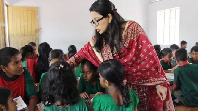 ক্লাস নিচ্ছেন প্রাথমিকের শিক্ষক 