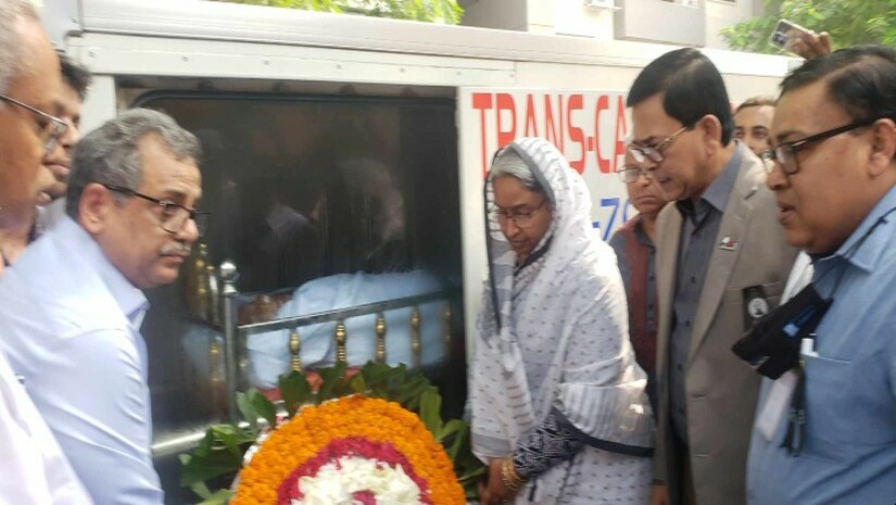 ফুল দিয়ে শ্রদ্ধা নিবেদন করছেন শিক্ষামন্ত্রী 