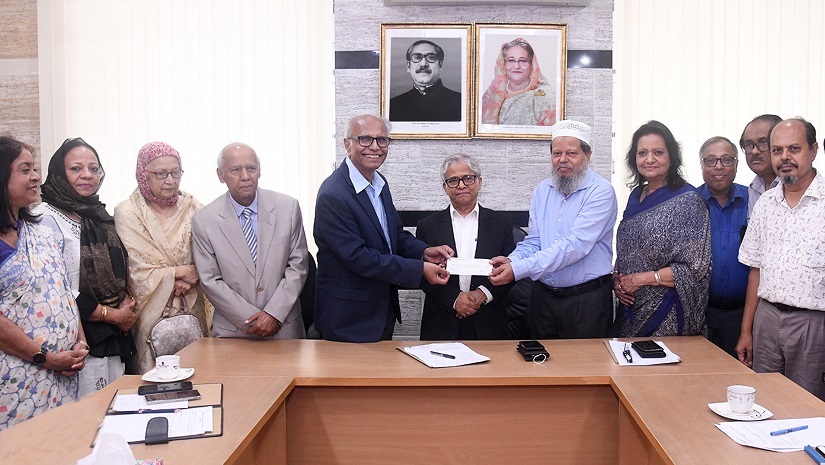 ঢাবিতে বুধবার ‘অধ্যাপক হারুন-অর-রশীদ ট্রাস্ট ফান্ড’র জন্য টাকা হস্তান্তর করা হয়েছে