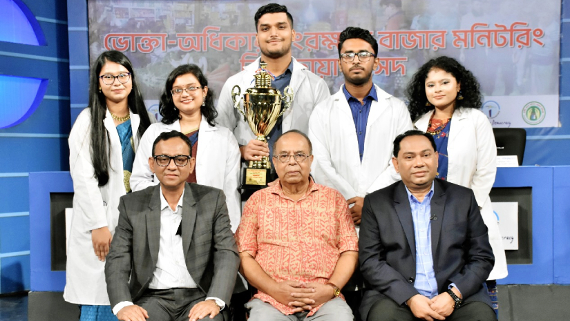 অনুষ্ঠানে অতিথিদের সাথে বিতার্কিকরা