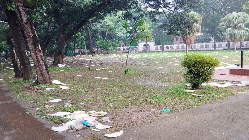 খাবারের প্লেট সহ অন্যান্য ময়লা হলের মাঠে ছড়িয়ে ছিটিয়ে রয়েছে 