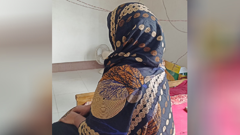 বিয়ের দাবিতে স্কুলশিক্ষকের বাড়িতে অবস্থান দুই সন্তানের জননীর