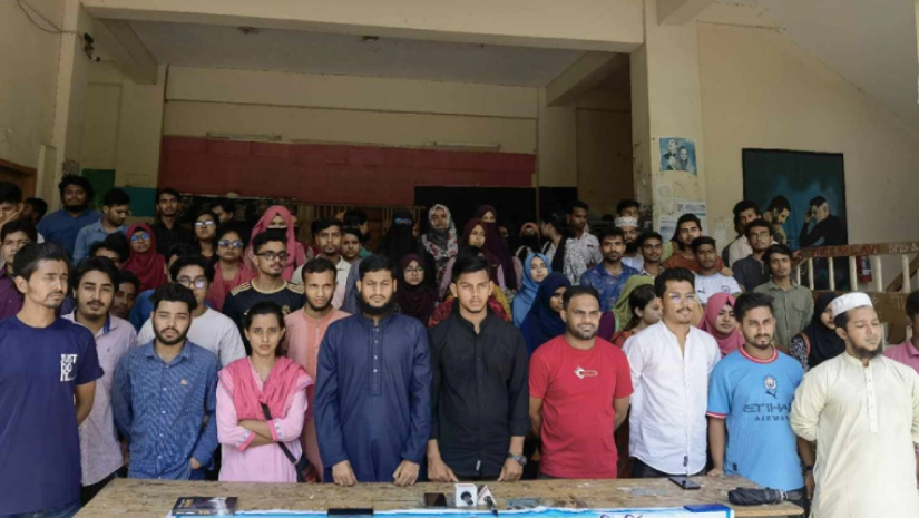 সংবাদ সম্মেলন করছে বিএমএস বিভাগের শিক্ষার্থীরা