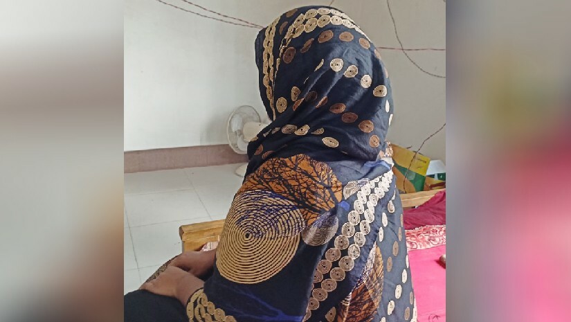 শিক্ষকের বাড়িতে অবস্থান নেওয়া নারী