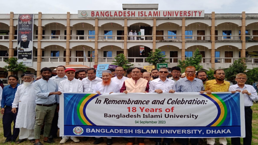 প্রতিষ্ঠাবার্ষিকীর র‌্যালিতে বিশ্ববিদ্যালয়ের উপাচার্যসহ শিক্ষক-কর্মকর্তাবৃন্দ