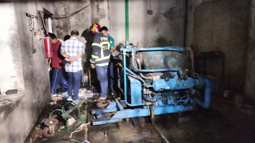 আগুন নেভানোর পর ঘটনাস্থল পরিদর্শন করছেন ফায়ার সার্ভিসের কর্মীরা