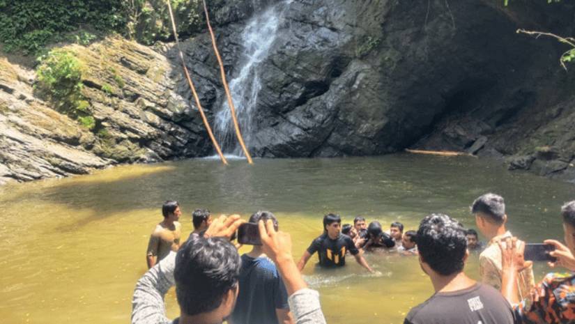 মরদেহ উদ্ধার করে ফায়ার সার্ভিস