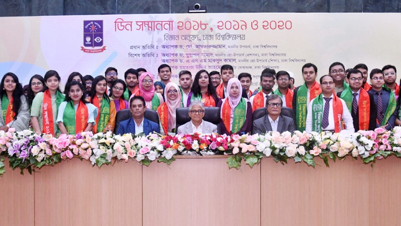 অতিথিবৃন্দের সঙ্গে অ্যাওয়ার্ডপ্রাপ্তরা