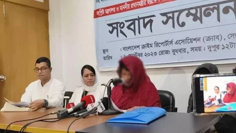 সংবাদ সম্মেলনে নারী চিকিৎসক