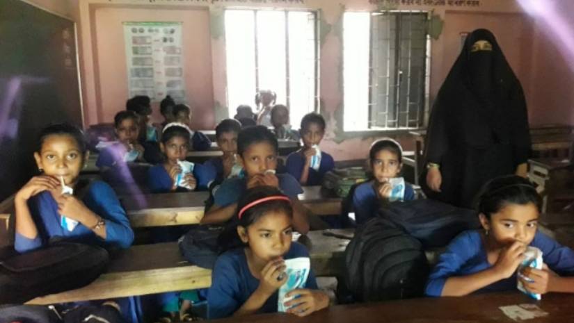 ক্লাসে দুধ পান করছে শিক্ষার্থীরা
