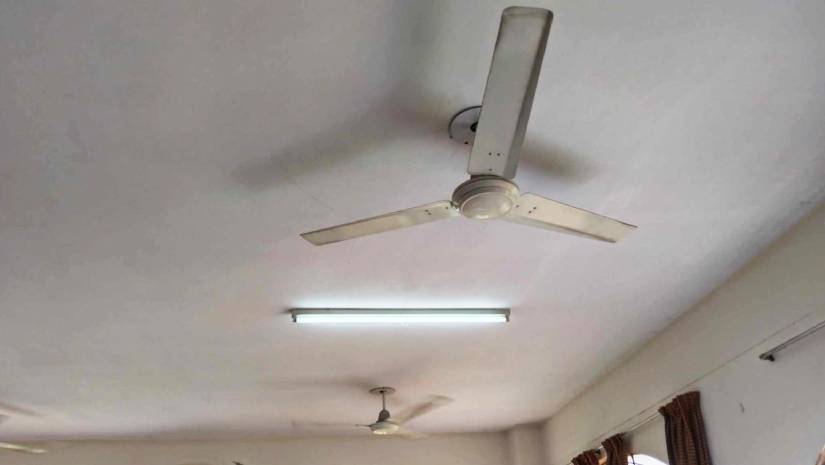ক্লাস চলাকালে লাইট আলো দিলেও পাশে থাকা পাখা অচল পড়ে আছে