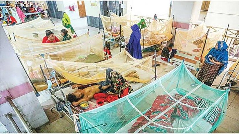 ডেঙ্গু আক্রান্ত রোগীর চিকিৎসা চলছে