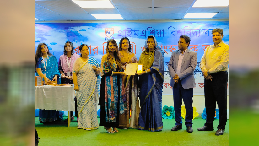 অতিথিবৃন্দ বিজয়ীর হাতে পুরষ্কার তুলে দিচ্ছেন