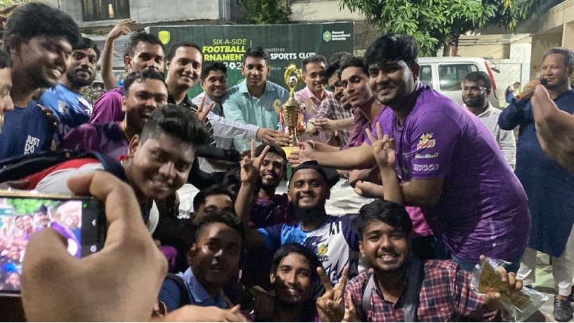 মানারাত ইন্টারন্যাশনাল ইউনিভার্সিটিতে সিক্স-এ-সাইড ফুটবল টুর্নামেন্টে ফার্মেসি বিভাগের দল মেডজুন চ্যাম্পিয়ন