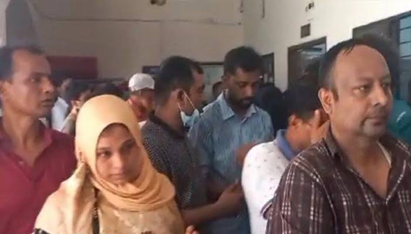 আদালত প্রাঙ্গনে আসামিরা