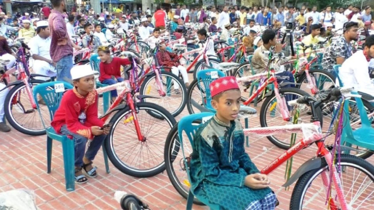 নামাজ আদায় করে সাইকেল উপহার পেলো ১৭০ স্কুলছাত্র