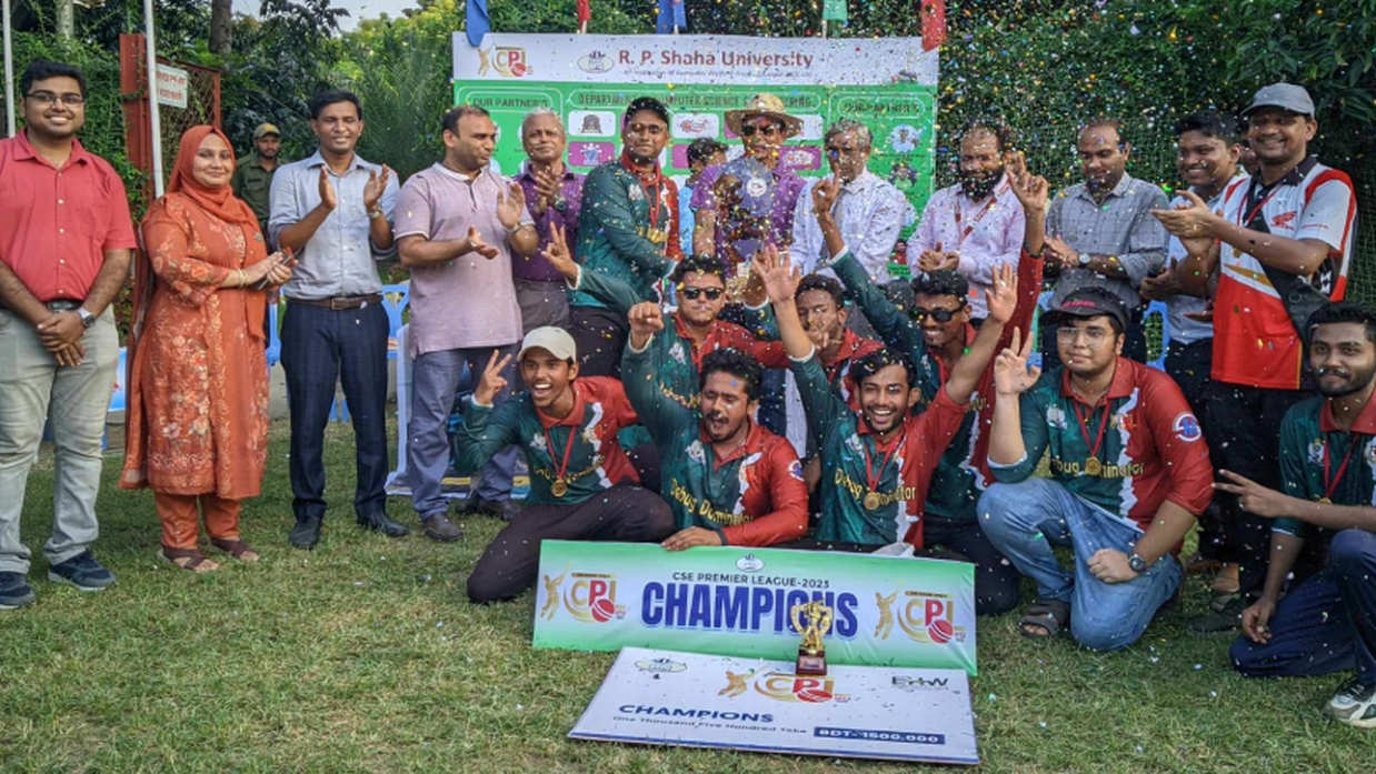 ক্রিকেট টুর্নামেন্টে চ্যাম্পিয়ন দল ডিবাগ ডমিনেটরসের উচ্ছাস