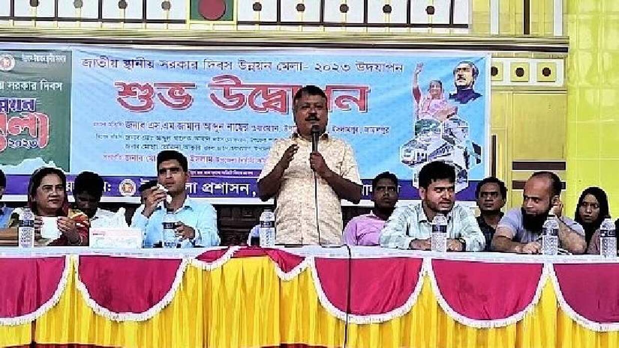 জামালপুরের ইসলামপুরে স্থানীয় সরকার দিবসের উন্নয়ন মেলার উদ্বোধনী আলোচনা সভায় বক্তব্য দেন উপজেলা পরিষদের চেয়ারম্যান এস এম জামাল আবদুন নাছের। গতকাল রোববার বিকেলে