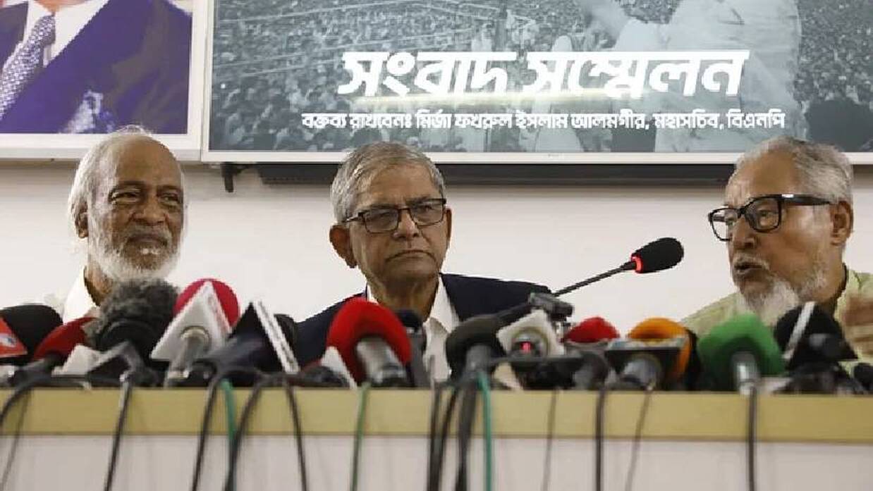 বিএনপির মহাসচিব মির্জা ফখরুল ইসলাম আলমগীরের (মাঝে) পক্ষে দলের স্থায়ী কমিটির সদস্য নজরুল ইসলাম খান (ডানে) কর্মসূচি ঘোষণা করেন।