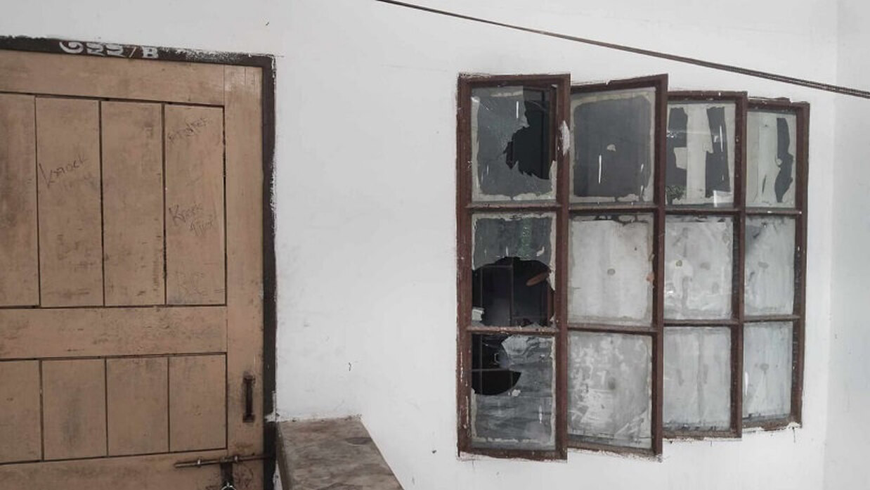 ছাত্রলীগের নেতাকর্মীরা হলের জানালা ভাংচুর করে
